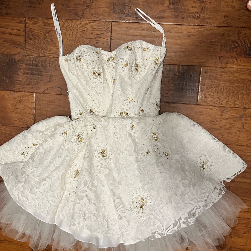 NWT WHITE JOVANI PROM DRESS WITH BEADING SZ6